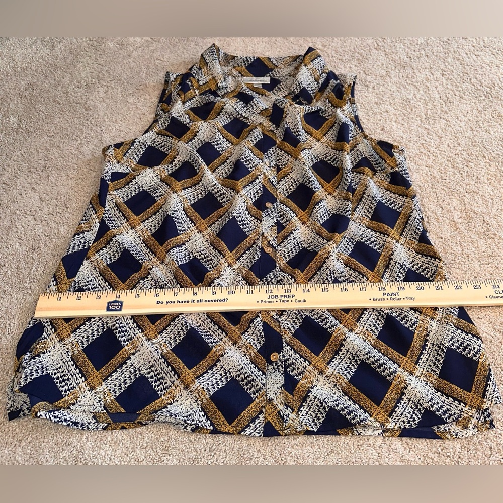 Dressbarn. Sleeveless Geometric Patterned Top. Size 1X - Picture 5 of 9